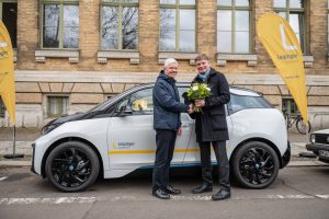 Johannes Kleinsorg, Geschäftsführer der Stadtwerke, übergibt den E-BMW an Gewinner Frank Illing (von rechts).