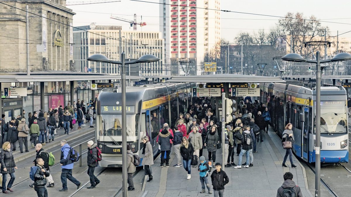 Belebte Haltestelle Hauptbahnhof: Innerhalb von 4 Jahren gewannen die LVB rund 20 Millionen Fahrgäste mehr.
