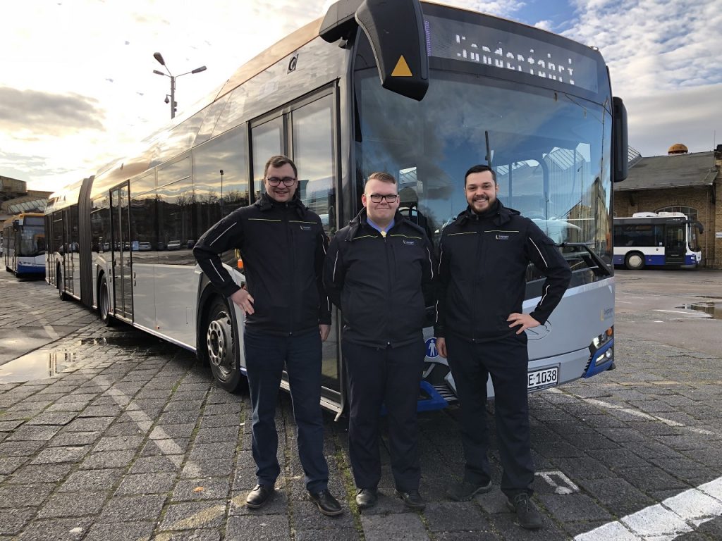 Jobs als Quereinsteiger bei den Verkehrsbetrieben: Die drei Busfahrer vor einem Fahrzeug in Lindenau