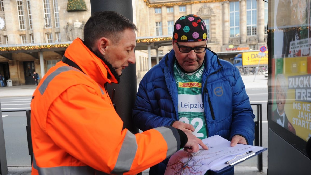 Andreas W. Dick schaut mit einem Verkehrsmeister auf den LVB-Netzplan