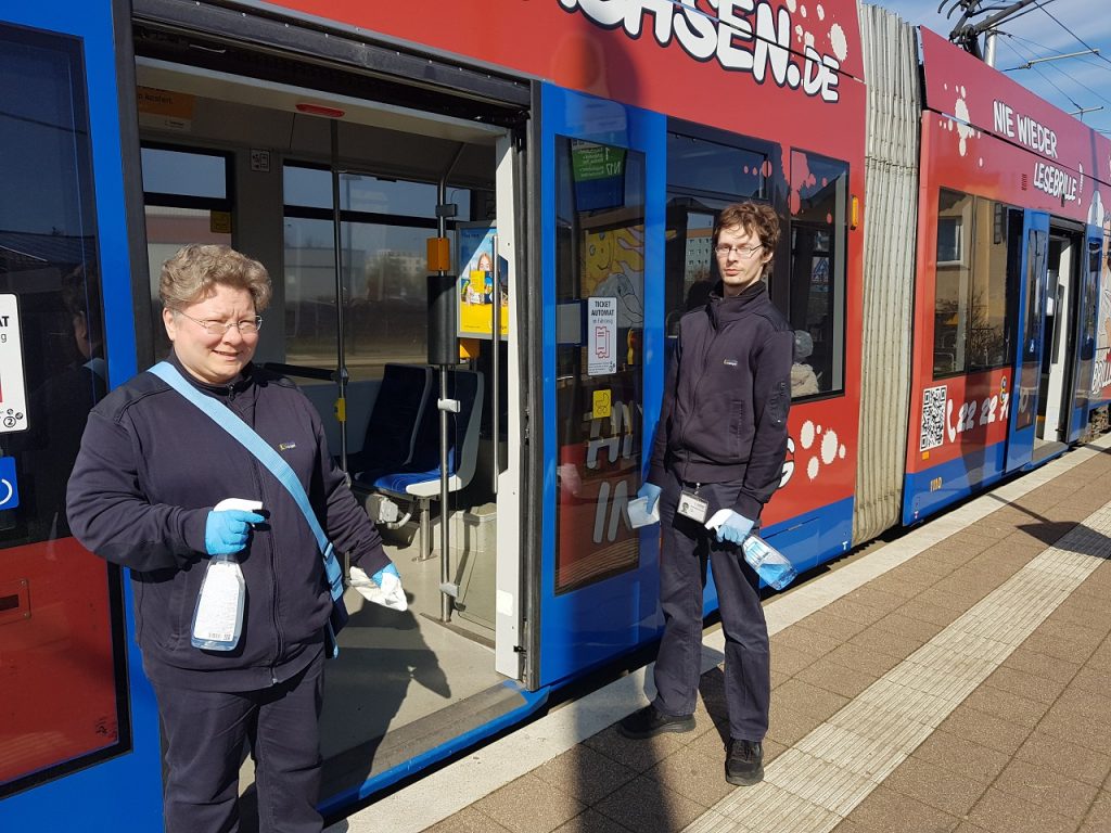 Wir halten Leipzig mobil: Zwei LVB-Kollegen vor einer Bahn
