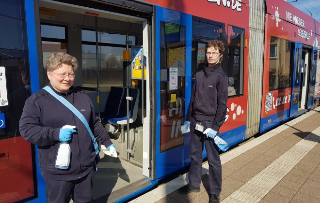Wir halten Leipzig mobil: Zwei LVB-Kollegen vor einer Bahn