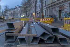 Baustelle Bornaische Straße: Masten liegen bereit
