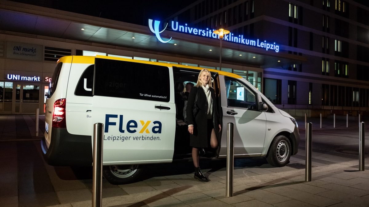 Flexa für Helden: Ein Flexa-Bus vor dem Universitätsklinikum