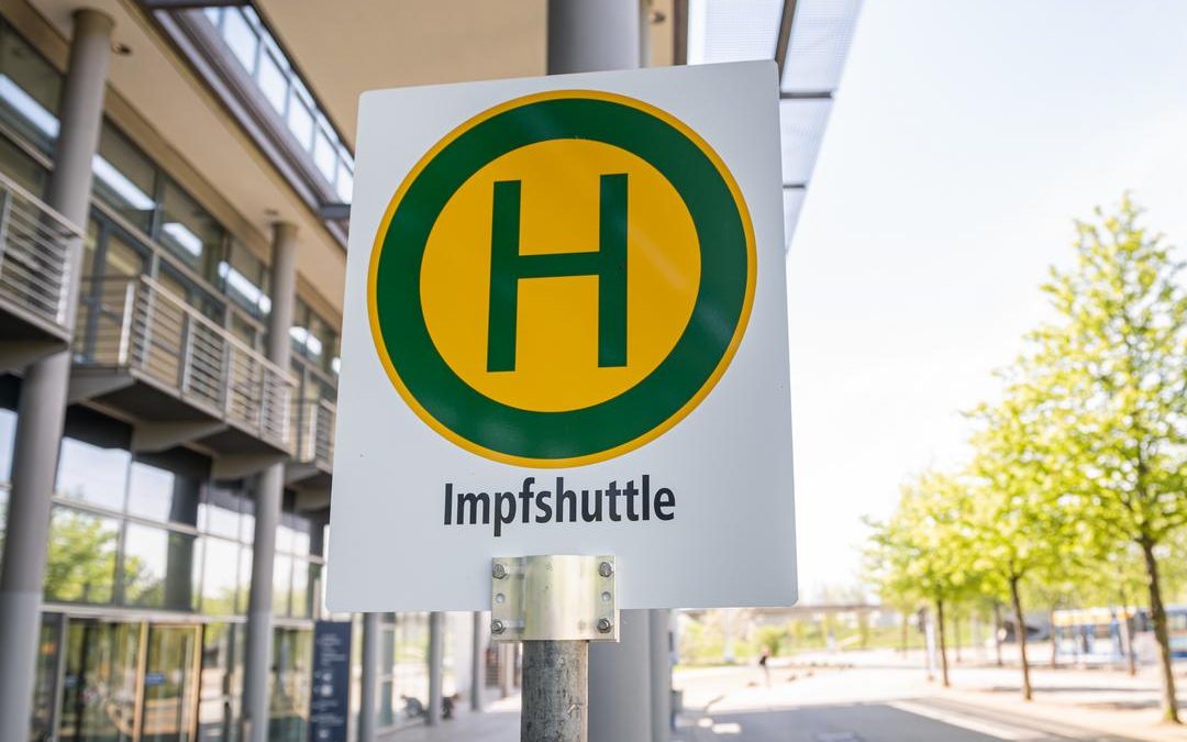 Die Haltestelle des LVB-Shuttlebusses am Impfzentrum in Halle 5 der Neuen Messe in Leipzig.