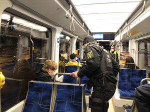 ÖPNV bleibt sicher: Während einer 3 G Kontrolle in einer XL-Bahn