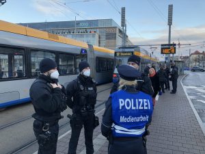 ÖPNV bleibt sicher: Während einer 3 G Kontrolle an der Haltestelle Augustusplatz