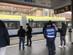 ÖPNV bleibt sicher: Während einer 3 G Kontrolle stehen Polizisten am Leipziger Hauptbahnhof