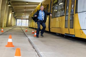 LVB laden zur Tram EM 2022: Ein Fahrer rennt durch einen Parkour