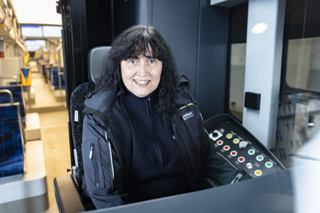 Regina Geßner ist Leipzigs beste Straßenbahnfahrerin und tritt bei der Tram-EM 2022 für die LVB an.