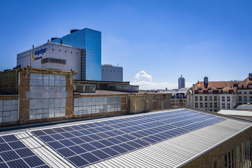 Photovoltaikanlagen auf Leipzigs Dächern sollen in den kommenden Jahren einen wichtiges Beitrag zur Energieversorgung leisten.