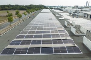 Lass die Sonne auf Dein Dach: 5.900 Photovoltaik-Module auf dem Dach der SIG Combibloc GmbH Wittenberg wandeln die Energie der Sonne um.