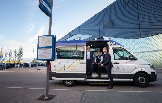 Automatisiertes Fahren in Leipzig: Das ABSOLUT Fahrzeug vor dem BMW Group Werk Leipzig
