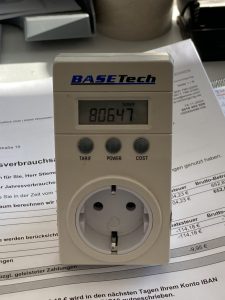 Smart Meter: Mit einem digitalen Strommessgerät ermittelt Thomas Nitsche den Verbrauch von Haushaltgegenständen.