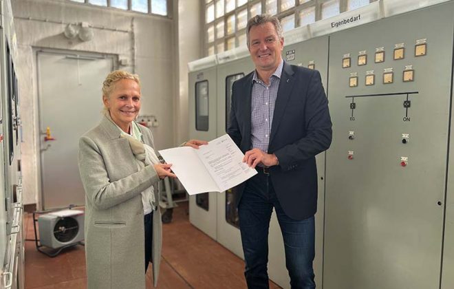Ines Fröhlich, Staatssekretärin für Digitalisierung und Mobilität überreicht den Fördermittelbescheid an den LVB-Geschäftsführer Ronald Juhrs.