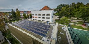 Ein Ergebnis des Bürgersparens: Auf dem Dach der 60. Grundschule konnten die Leipziger Stadtwerke eine PV-Anlage errichten.