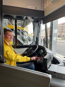 Jens, Cornelius Leiter Fahrdienst bei den LVB, prüft den Fahrerarbeitsplatz im Dresdner Bus.