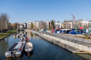Ein Stadthafen-Bild vom Frühjahr 2023: Jetzt, in den Sommerferien, sind alle Boote, Räder und Biertisch-Garnituren besetzt.