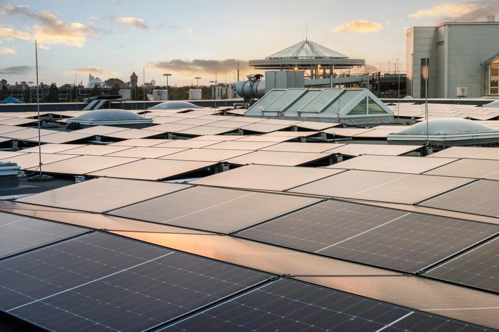 Luftaufnahme der neuen Photovoltaikanlage auf dem Dach des Paunsdorf Centers. Copyright: Paunsdorf Center