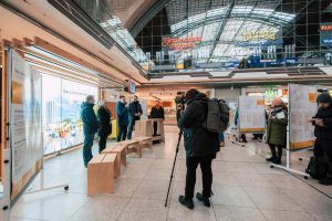 Offen für alle: Die LVB stellen ihre Pläne für den Aufbau ihres Liniennetzes der Zukunft bis 20. Januar auf der mittleren Ebene des Hauptbahnhofs (in der Nähe der Kundeninformation) vor.